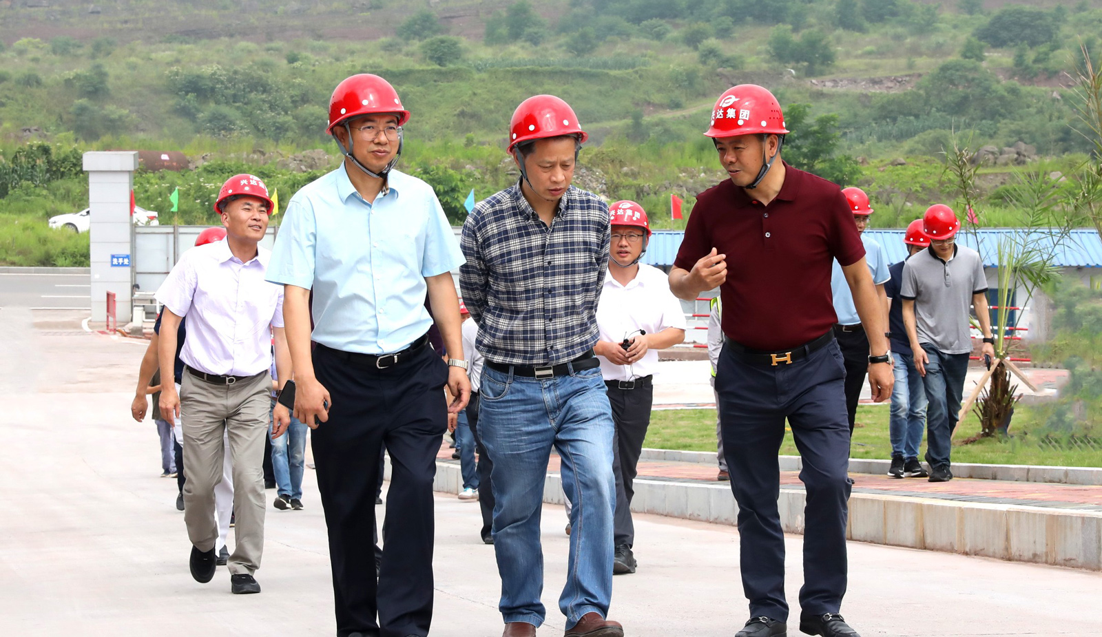 区人大常委会副主任冉义明一行视察科教产业实训基地项目建设情况